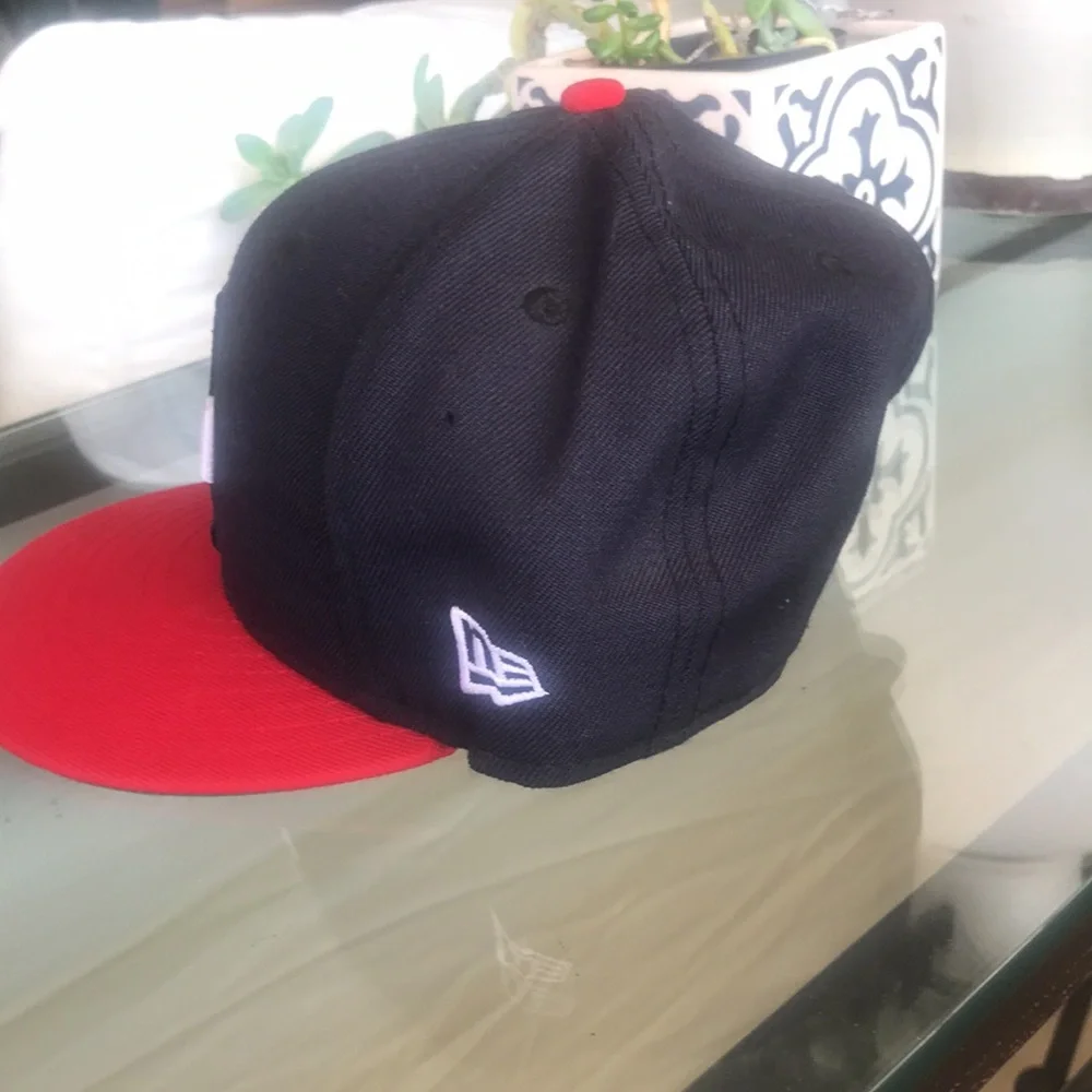LA DODGERS NEW ERA hat, snap back,‎ one size, black and red great used condition
